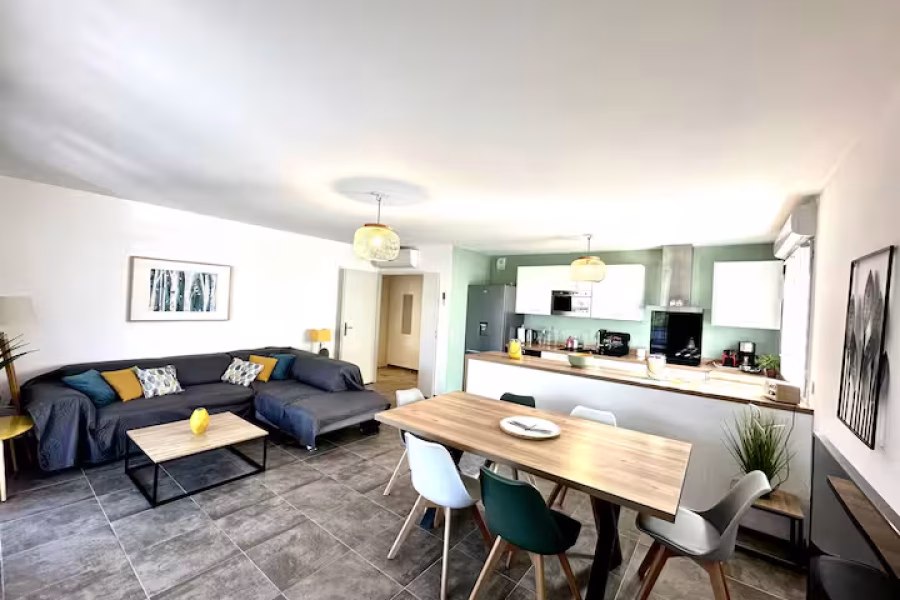 T3 lumineux avec terrasse, parking et piscine