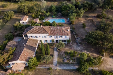 Appartement T3 chez l&rsquo;apiculteur, piscine, parking 8-83520 La clématite